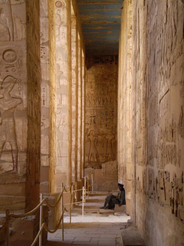 man in hal Habu tempel