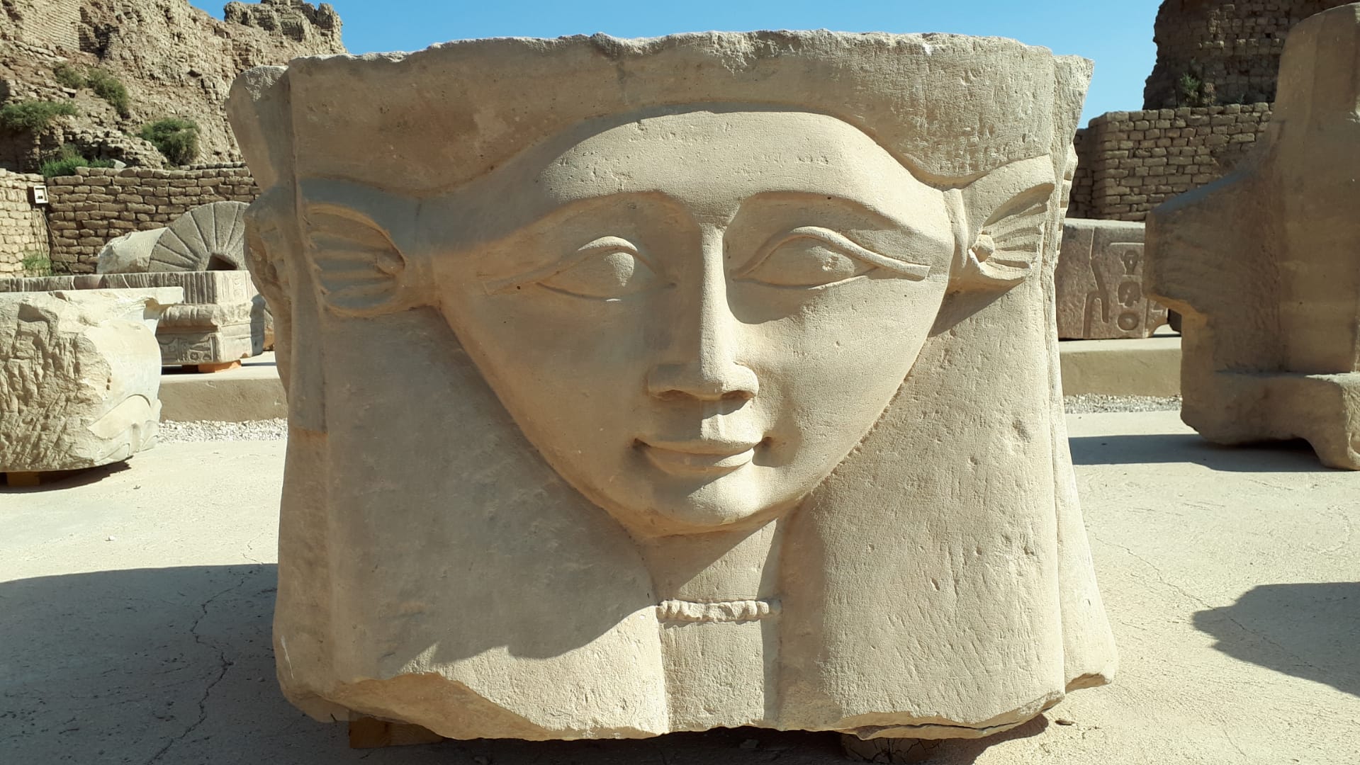spirituele reis Egypte - Hathor beeld in Dendara tempel